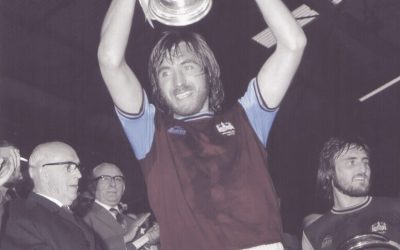 FA CUP 74-75. HAMMERS TAKE THE TROPHY AS BOBBY BIDS WEMBLEY FAREWELL