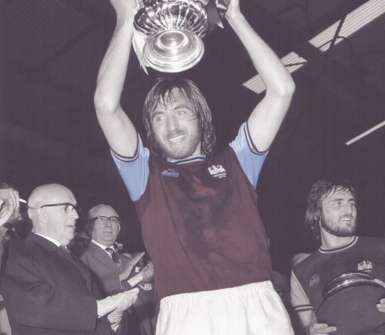 FA CUP 74-75. HAMMERS TAKE THE TROPHY AS BOBBY BIDS WEMBLEY FAREWELL